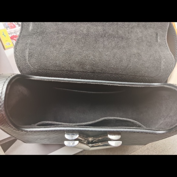 LOUIS VUITTON
Epi Twist Shoulder Bag PM Black - Picture 9 of 12